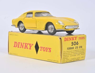une petite voiture jaune posée sur une boîte