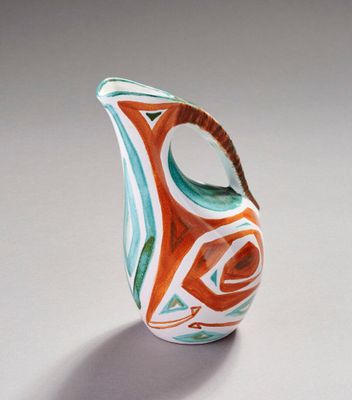 un petit vase posé sur une table