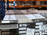 de nombreux cartons sur une palette dans un entrepôt