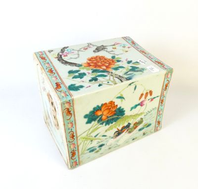 une petite boîte décorée de fleurs et d'oiseaux