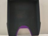 une boîte noire munie d'une poignée violette, posée sur une table