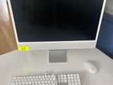 un ordinateur sur un bureau avec un clavier et une souris