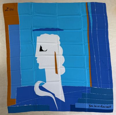 une écharpe bleue et blanche sur laquelle figure l'image d'un homme