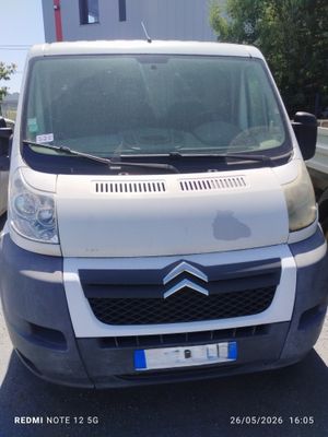 une camionnette blanche garée dans un parking