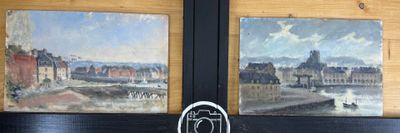 une photo d'un tableau accroché sur la porte d'un immeuble