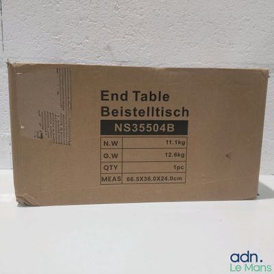 une boîte posée sur une table