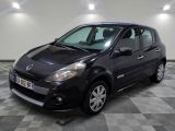 la photo d'une petite voiture noire garée dans un garage
