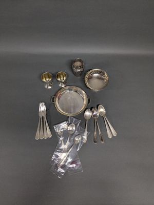 beaucoup de cuillères en argent et de cuillères sur la table