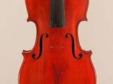 un violon rouge avec un archet noir sur fond blanc