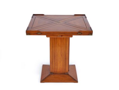 une photo d'une table en bois avec un plateau carré