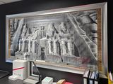 une photo en noir et blanc représentant un groupe de personnes accrochée au mur