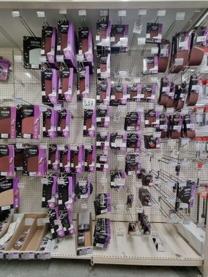 un vaste choix d'articles violets et blancs dans un magasin