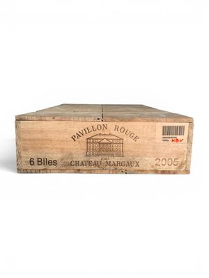 une boîte de vin posée sur une table