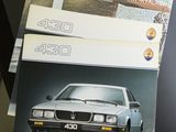 une photo d'une brochure automobile posée sur une table