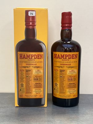 deux bouteilles de rhum posées devant une boîte sur une table