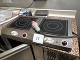 une photo d'une cuisine avec une cuisinière et une plaque de cuisson