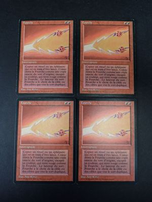 quatre cartes du jeu de cartes à collectionner Pokémon