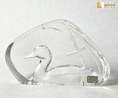 une sculpture en verre représentant un canard à l'intérieur d'une bouteille en verre