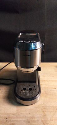 une cafetière posée sur une table en bois