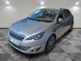 la voiture argentée est garée dans le garage sur le sol en damier