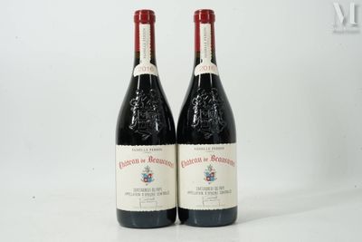 deux bouteilles de vin rouge posées sur une table blanche