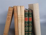 plusieurs vieux livres sont empilés sur une table