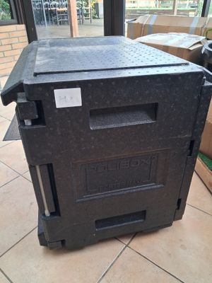 une boîte noire posée sur un sol carrelé