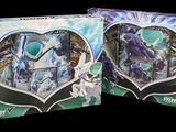 deux boîtes de cartes à collectionner Pokémon sur fond noir