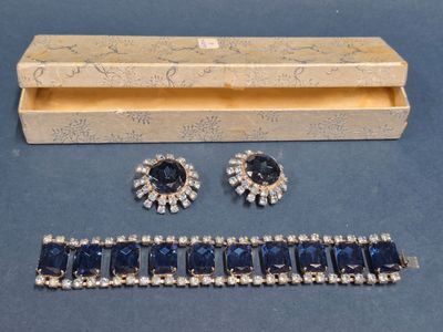 deux paires de bracelets en saphir et diamants, présentées dans un coffret