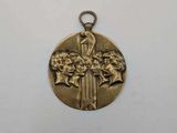 une médaille d'or ornée d'une croix et de fleurs