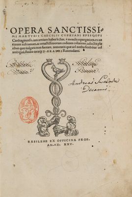 un vieux livre sur lequel figure le symbole médical