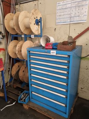 une armoire à outils bleue sur laquelle sont posés de nombreux outils