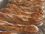 beaucoup de baguettes alignées sur une table
