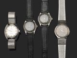 trois montres et une montre-bracelet sur fond noir
