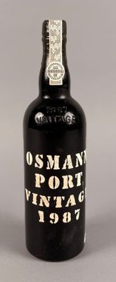 une vieille bouteille noire avec une inscription blanche, posée sur une table