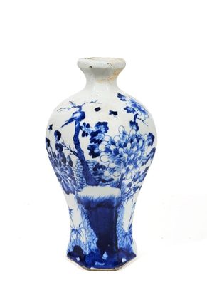 CHINE Vase à panse galbée et petit col resserré en porcelain…