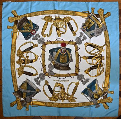 Hermès Paris - Grand uniforme. Carré en twill de soie à moti…