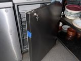 un petit réfrigérateur dans un coin de la cuisine