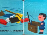 deux affiches accrochées au mur d'une salle de classe, sur lesquelles on voit un garçon assis devant un bureau