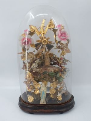 un dôme de verre avec une horloge à l'intérieur
