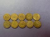 un groupe de cinq pièces d'or posées sur une table