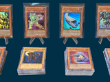 de nombreuses cartes exposées sur une table