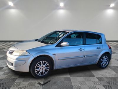 la photo d'une voiture argentée garée dans un garage