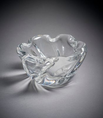 un bol en verre posé sur une table