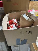 Cinq cartons de boites d'encastrement et commande bouton éle…