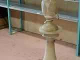 une lampe posée sur une table dans une pièce