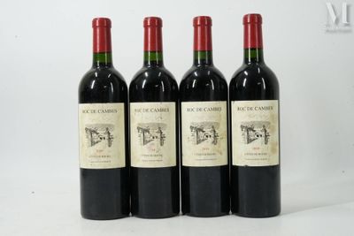 trois bouteilles de vin rouge posées l'une à côté de l'autre sur une surface blanche