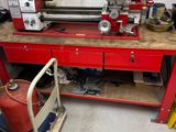 une machine posée sur un établi dans un garage