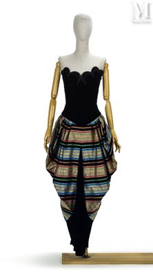 un mannequin vêtu d'une robe noire et multicolore