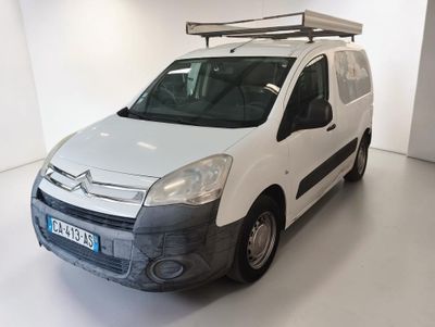 une camionnette blanche garée dans une pièce blanche équipée d'une galerie de toit